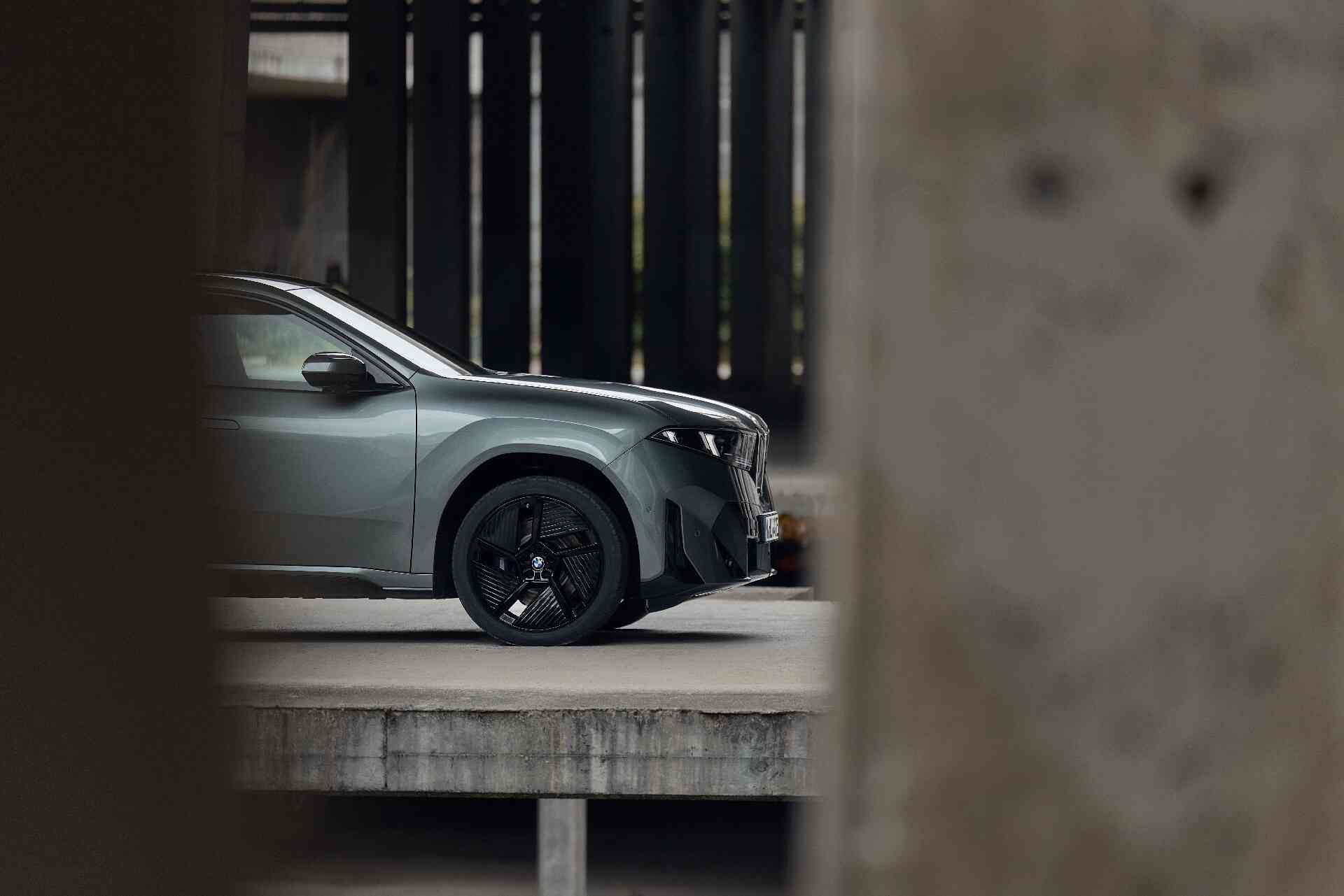 Der neue BMW iX4. Elektrisierend anders.